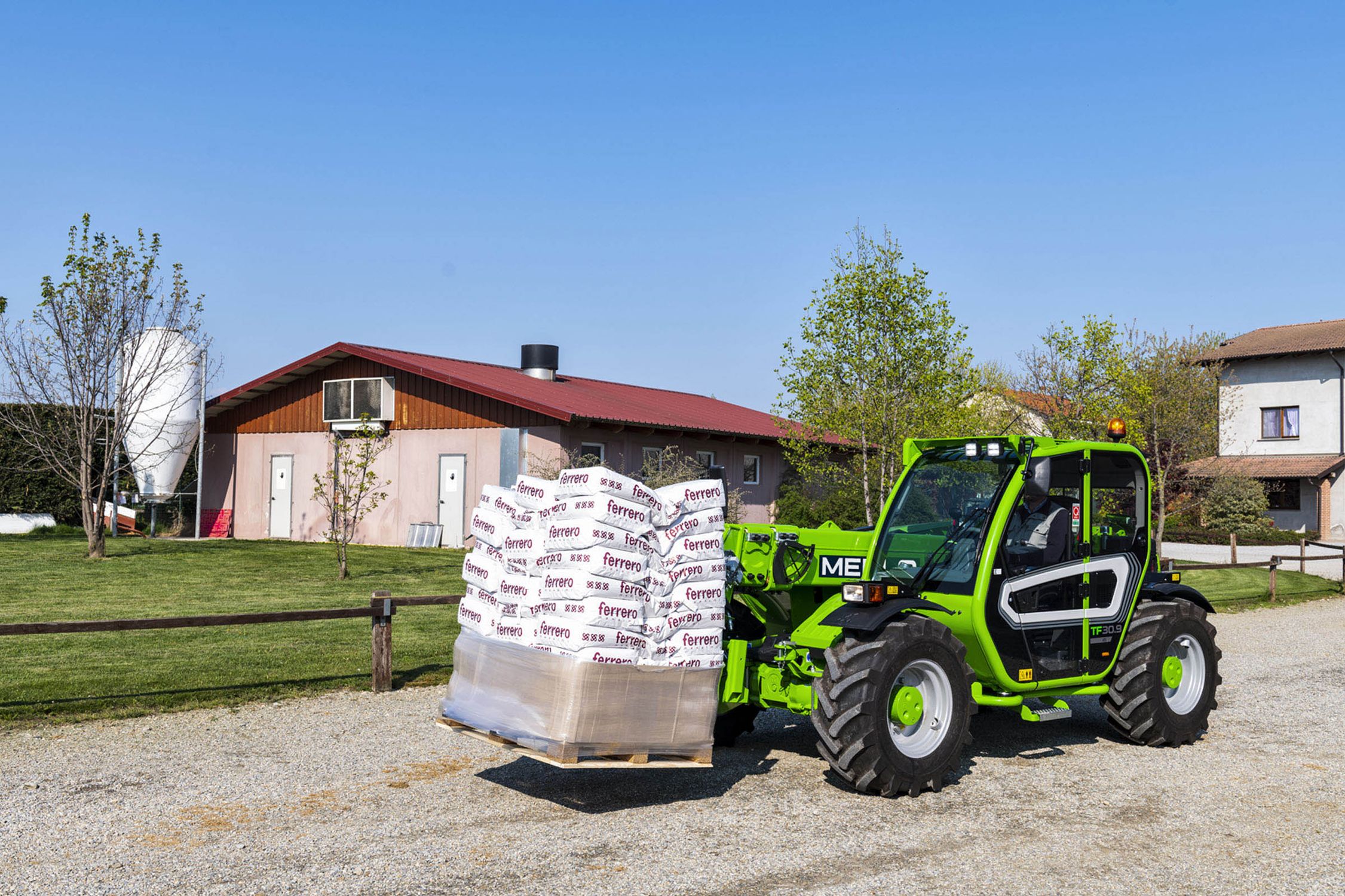 Turbofarmer 33.7, compact telehandler with a weight of 33 q and a